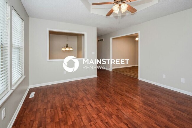 Foto del edificio - 3 Bedroom Pet-Friendly Home in Lees Summit, MO with Main Street Renewal