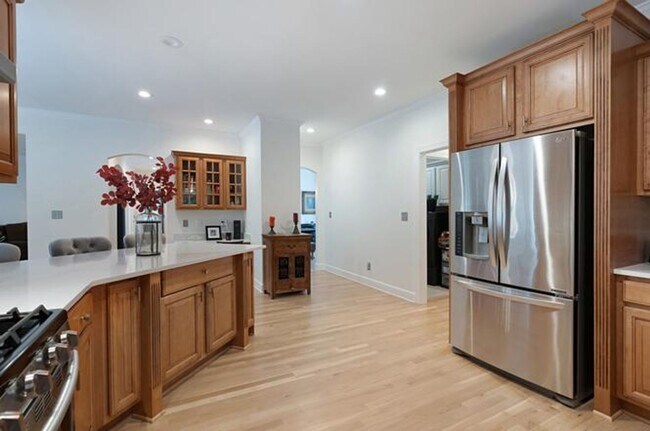 Foto del edificio - Stunning 5BR Executive Style Home in Brentwood