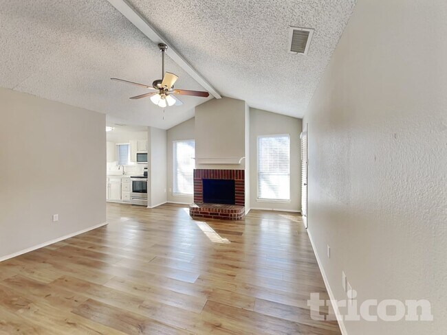 Foto del edificio - 1210 Hidden Creek Dr