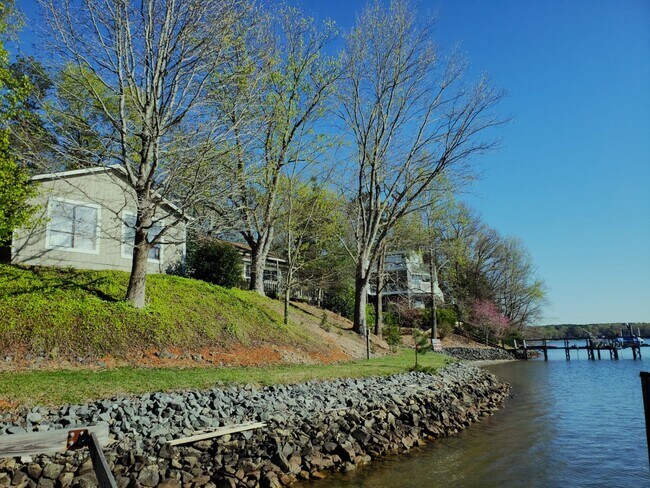 Foto del edificio - Enjoy Lakefront Luxury Year Round! $250 Of...