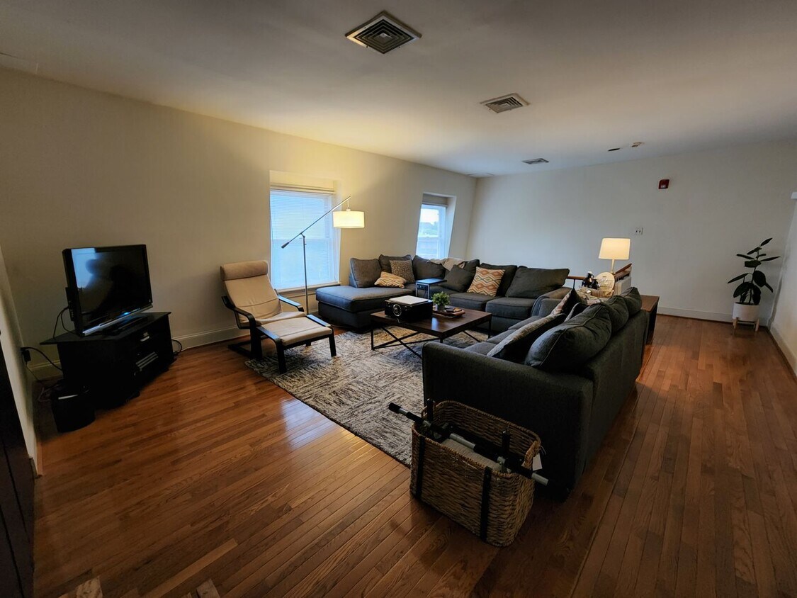 Primary Photo - Spacious, Sunny 2BR/2BTH w/ HW Floors, New...