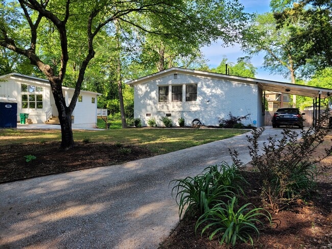 Photo - 1102 Greenbriar Cir House