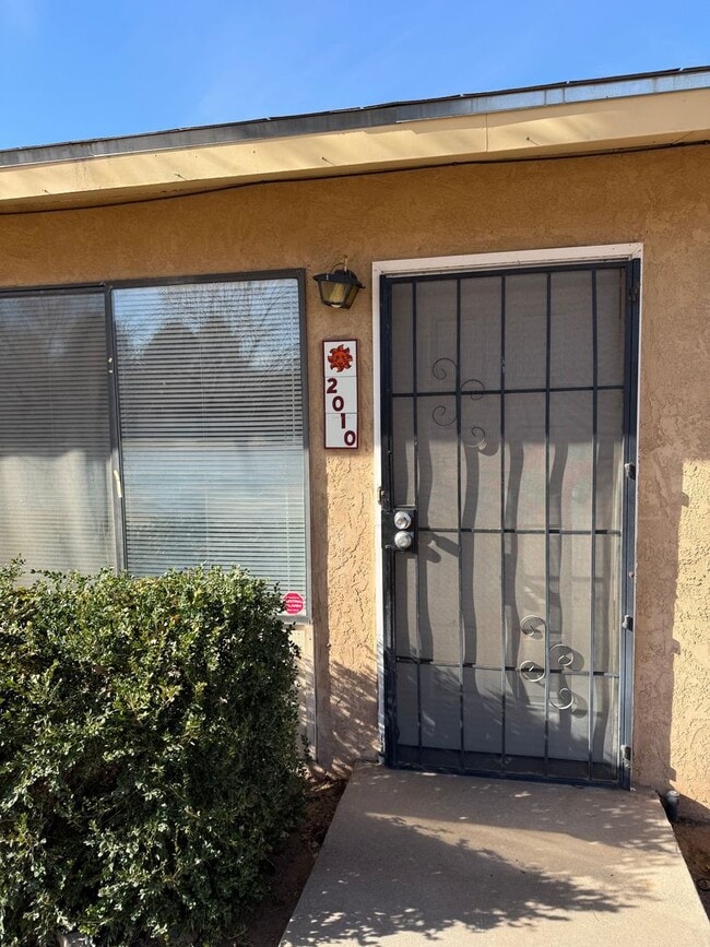 Building Photo - 2 Bedroom, 1 Bath Unit Available Now!