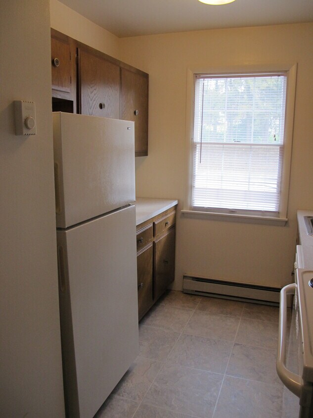 Building Photo - 605 Maple St