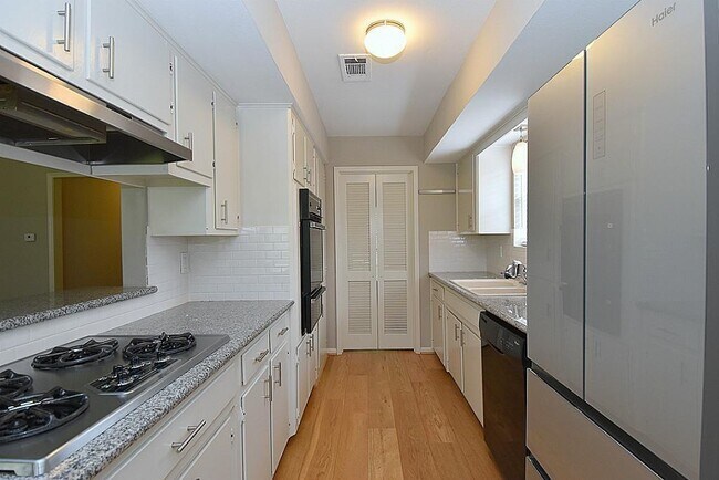 Foto del edificio - 5902 De Lange Ln