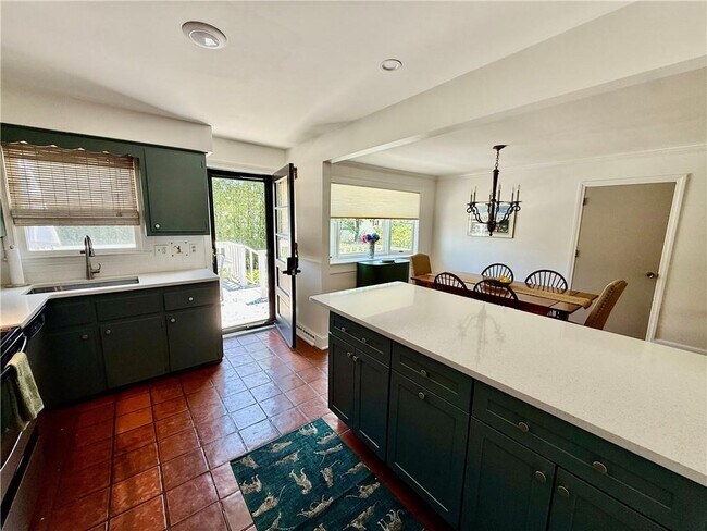 Foto del edificio - 8 McCormick Rd