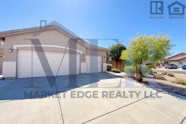 Foto del edificio - 4Bed/2Bath Furnished Home w/3 Car Garage! Move-In Ready on 05/28/2026! -- RV GATE!