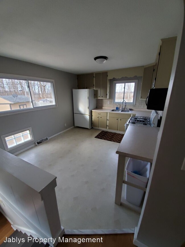 Building Photo - 3 br, 1.5 bath House - 2419 W Tamarack Place