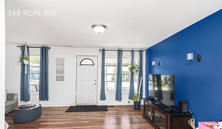 Primary Photo - 166 Hope Av