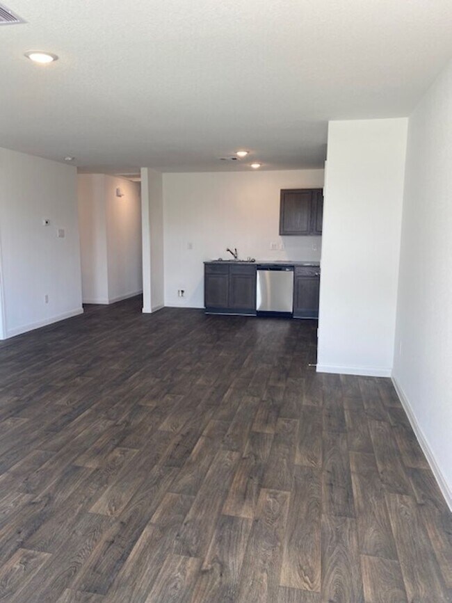 Building Photo - Stunning 3 bedroom, 2 bath home with a del...