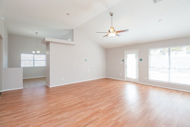 Foto del edificio - 8725 W Carol Ave