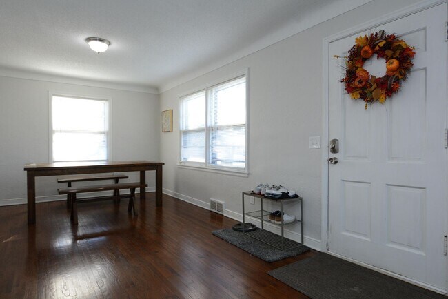 Building Photo - Top to Bottom Remodeled Home in Mounds Vie...