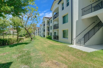 Building Photo - 611 Villa Cir