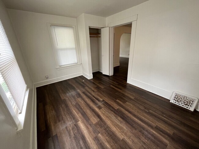 Foto del edificio - 4 bedroom 1-1/2 bath home in Rockford avai...