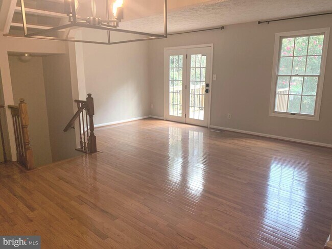Building Photo - 2113 Commodore Ct