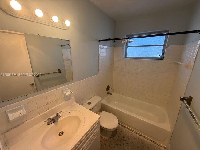 Building Photo - 1663 NE Miami Gardens Dr