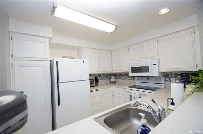 Building Photo - Beautiful 2 bedrooms 1.5 bath - Sunset Rid...