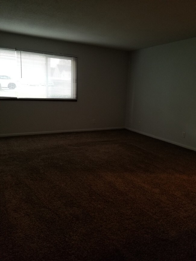 Building Photo - Large NE 2 bedroom 1 bath unit available now!
