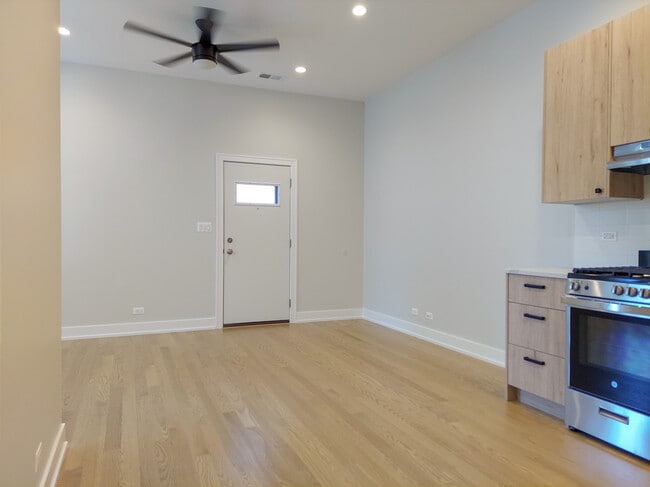 Building Photo - 2057 W Dickens Ave