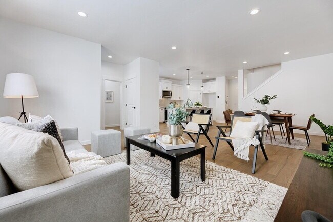 Building Photo - Modern 3 Bed 2 Bath Townhouse with Beautiful Finishes & Community Pool