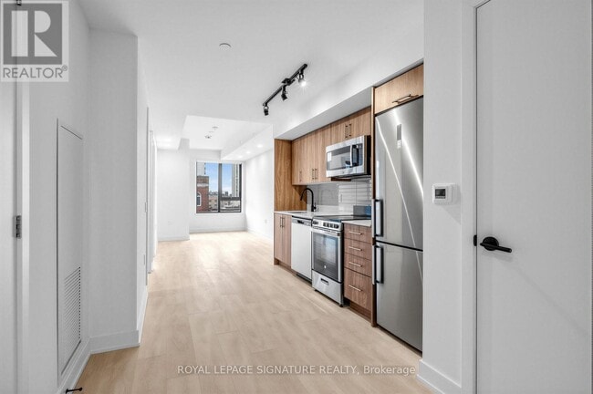 Building Photo - 758 Dovercourt Rd