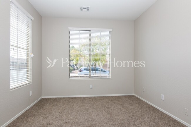 Foto del edificio - 10233 W Florence Ave
