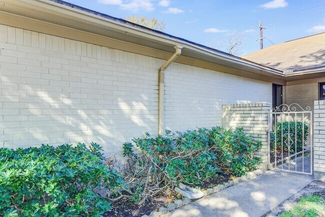 Foto del edificio - 8227 Gulfwood Ln