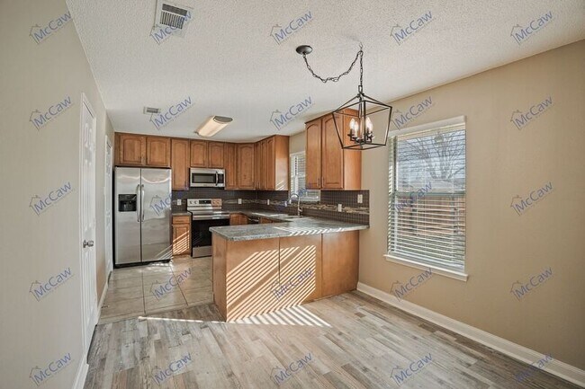 Building Photo - 833 Vicksburg Ln