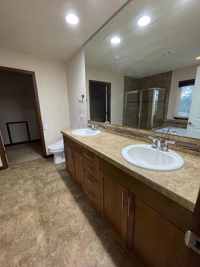 Building Photo - Gorgeous, Spacious Home Close to Everything!