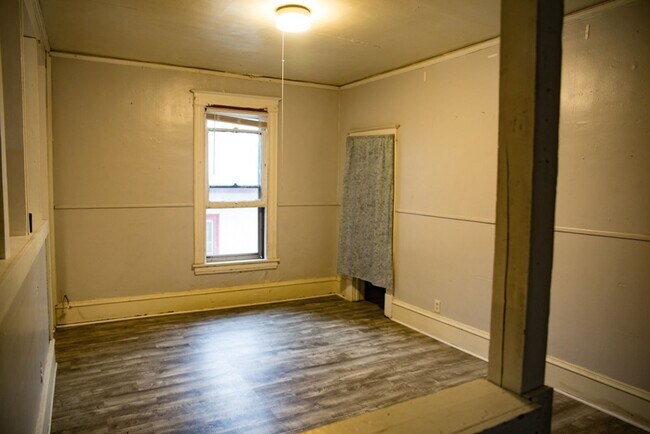 Building Photo - 4 bedroom 2 bath available 9/1/2023