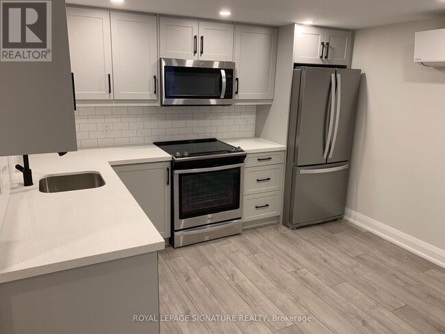 Building Photo - 230 Gainsborough Rd