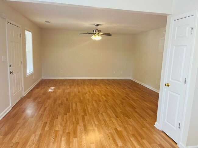 Building Photo - Welcome home! 3 bed, 2 bath, wooded & priv...