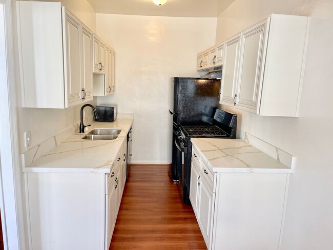 Building Photo - Charming One Bedroom