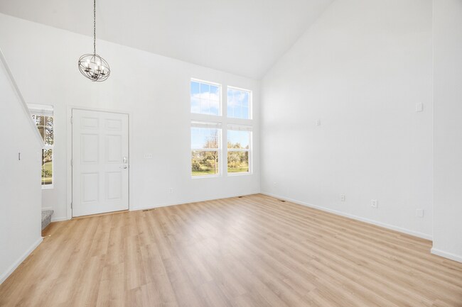 Foto del edificio - 2 bed/ 2.5 bath duplex in established neighborhood with corner lot