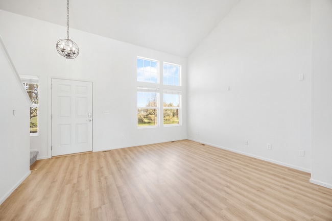 Building Photo - 2 bed/ 2.5 bath duplex in established neighborhood with corner lot