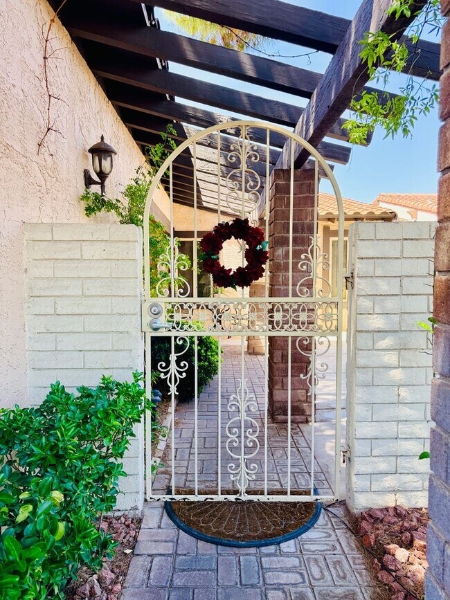 Foto del edificio - Available August 1st! Beautiful fully furnished single-story home located in the prestigious Span...