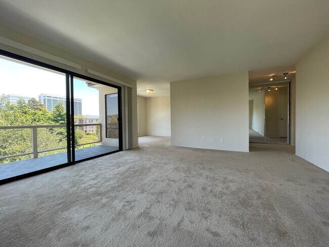 Foto del edificio - TOP FLOOR 1BD/1BATH Condo Available For Rent at the Watergate Community in Emeryville!!!!