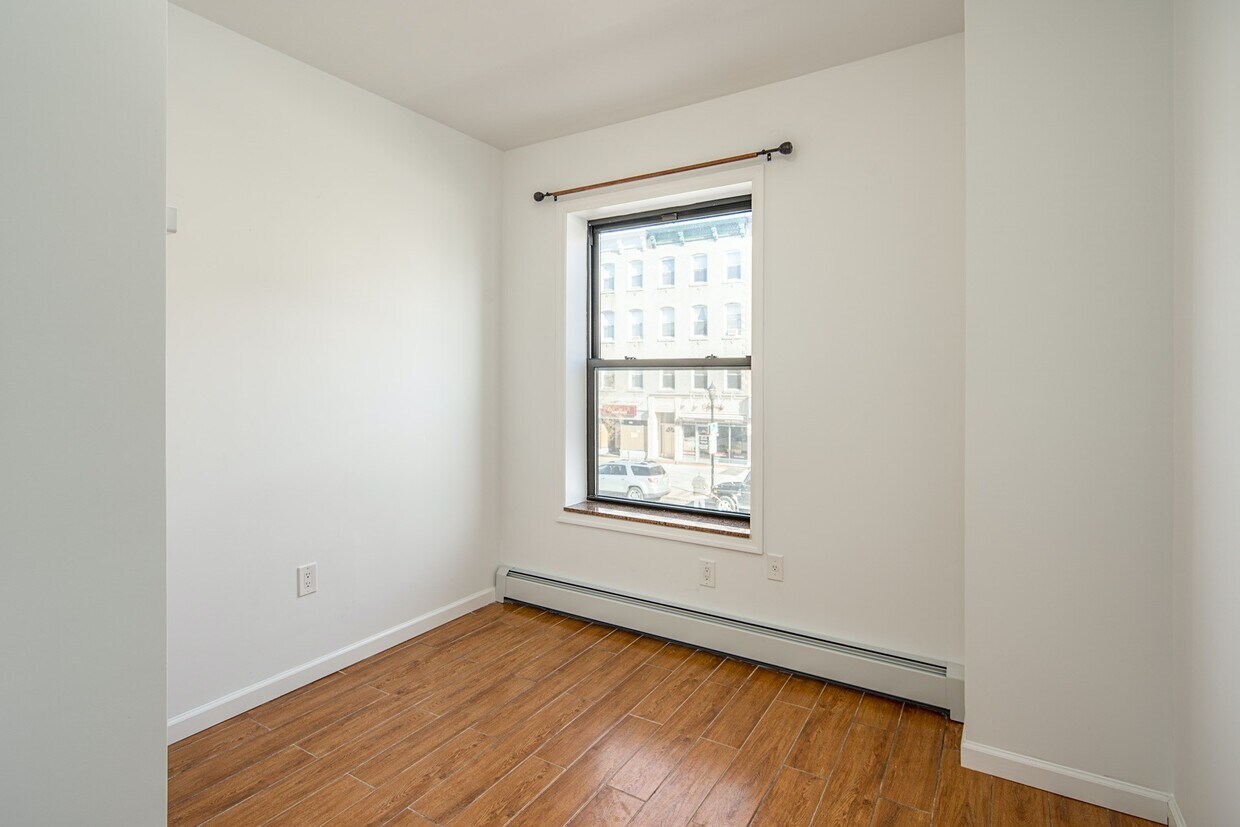 Primary Photo - 512 Washington St