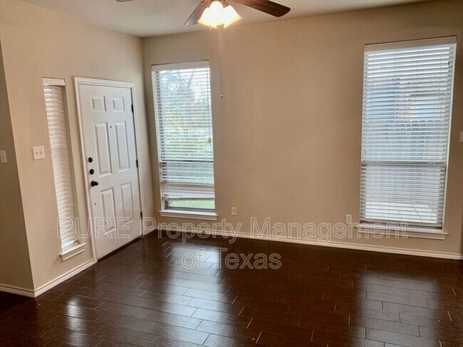 Foto del edificio - 215 N College St