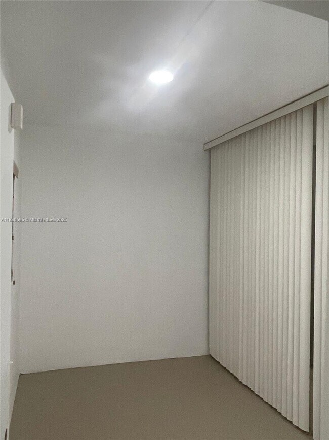 Building Photo - 5111 W Oakland Park Blvd