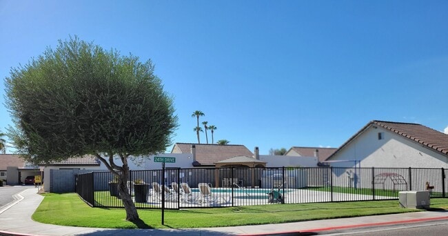 Building Photo - Central Phoenix Townhome Oasis – 3 Bed, 2 ...
