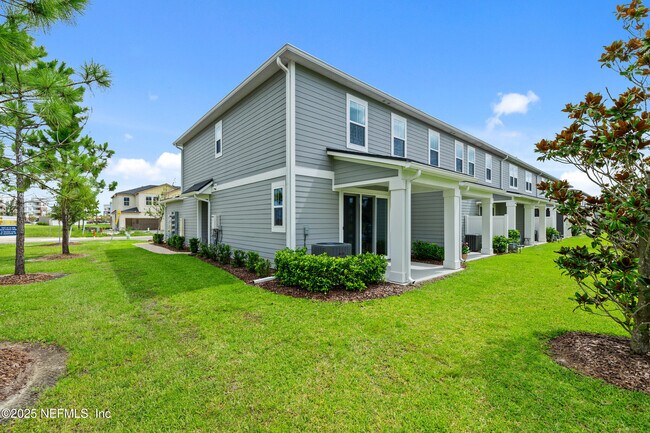 Building Photo - 180 Brandon Lks Dr