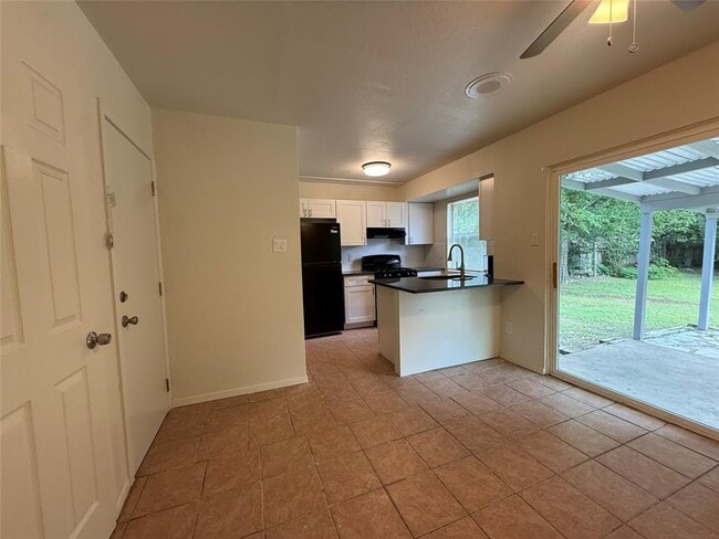 Building Photo - 1109 Village Green Dr