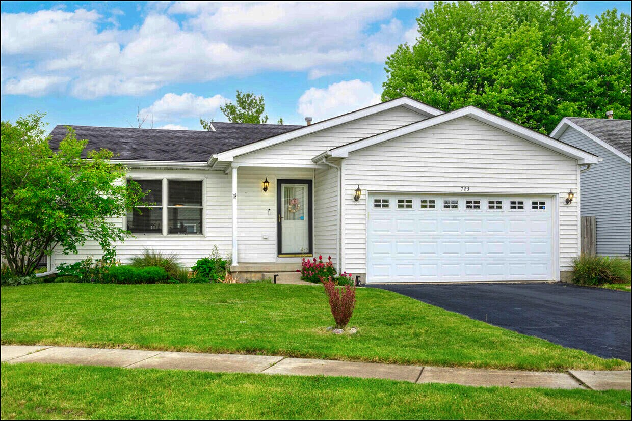 Primary Photo - 723 Hedge Dr