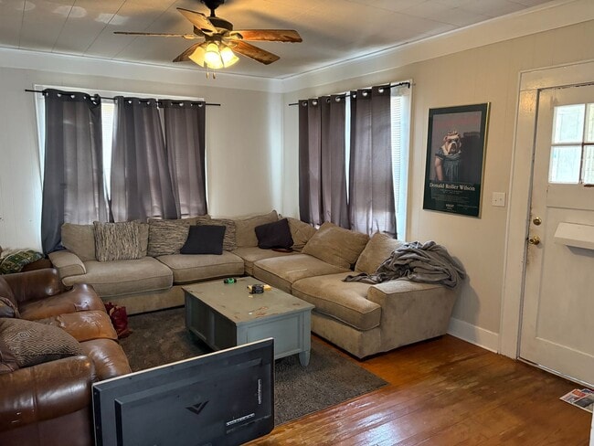 Foto del edificio - 2 Blocks from Tech - Large 4 bed / 2 bath