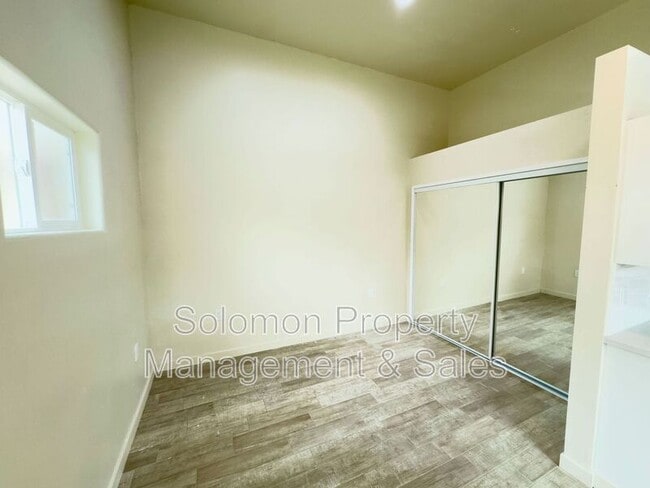 Building Photo - 513 N Ditmar St