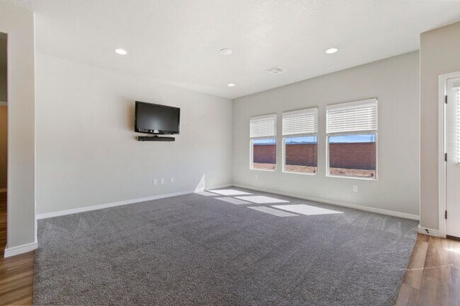 Building Photo - 1706 Honeycomb Dr