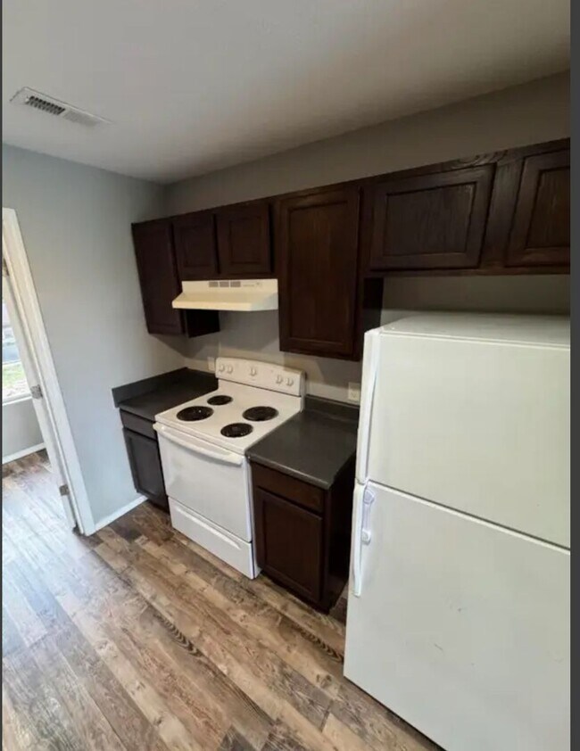 Building Photo - 3 bedroom/2 bath condo unit
