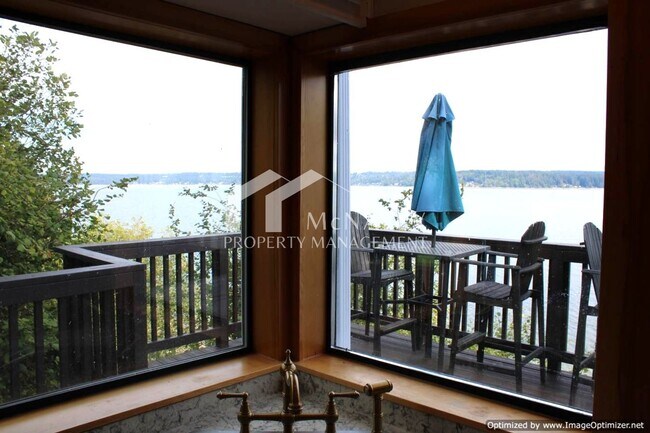 Foto del edificio - Waterfront Cottage with Views and beach ac...