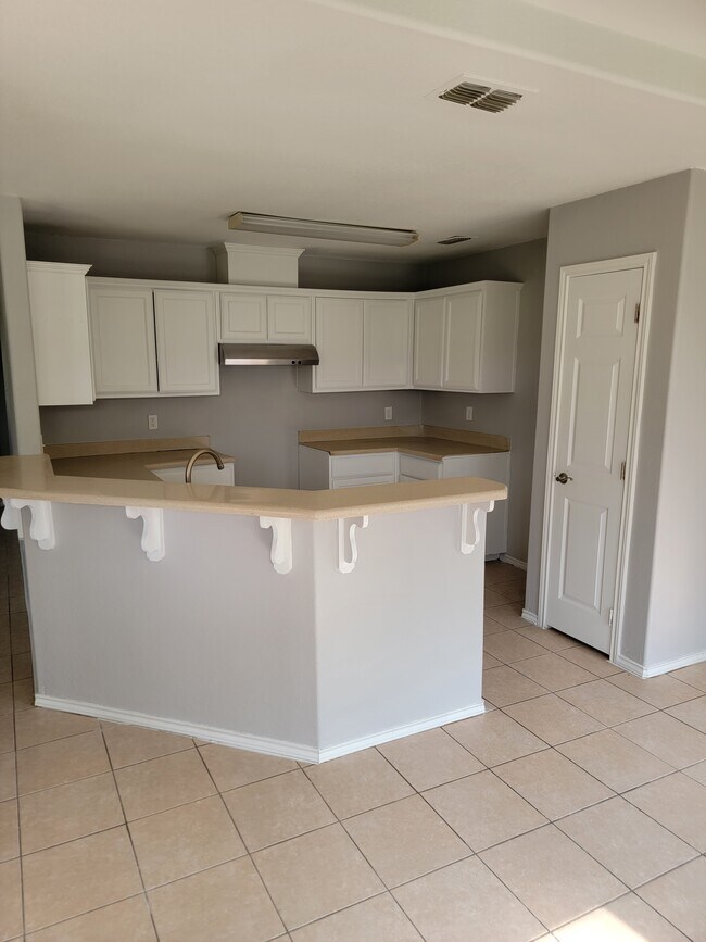 Foto del edificio - 2701 Silver Oak Ave